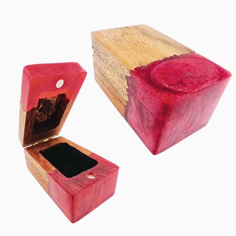 Ręcznie wykonane ekskluzywne duże pudełko na pierścionek zaręczynowy z drewna i czerwonej żywicy + grawer, zaręczyny
